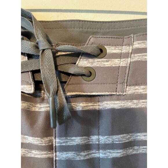 Under Armour Mens Loose Fit Striped Swim Trunks Board Shorts Heatgear Sz 36 READ - Picture 2 of 9